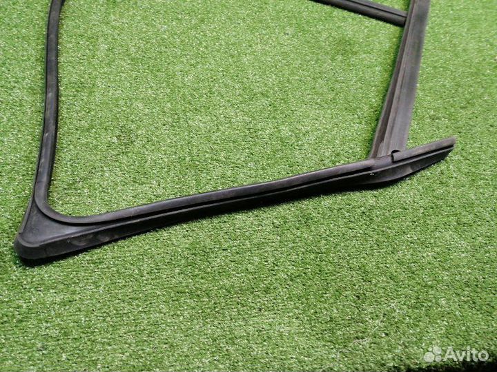 Уплотнитель стекла двери левый Skoda Octavia A5