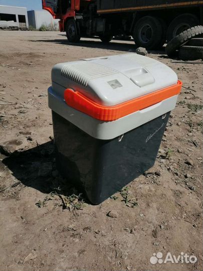 Переносной холодильник в отличном состоянии