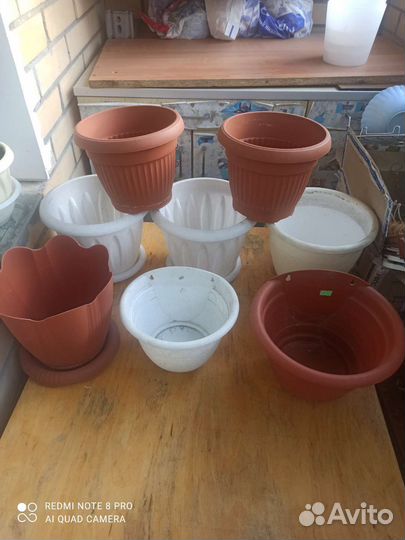 Горшки для цветов и металлические подставки