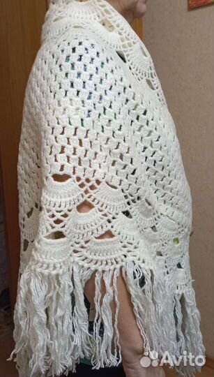 Шаль белая, вязаная и варежки
