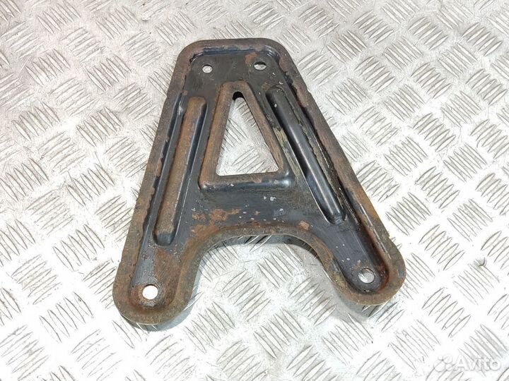 Кронштейн передней балки правый Renault Kangoo 199