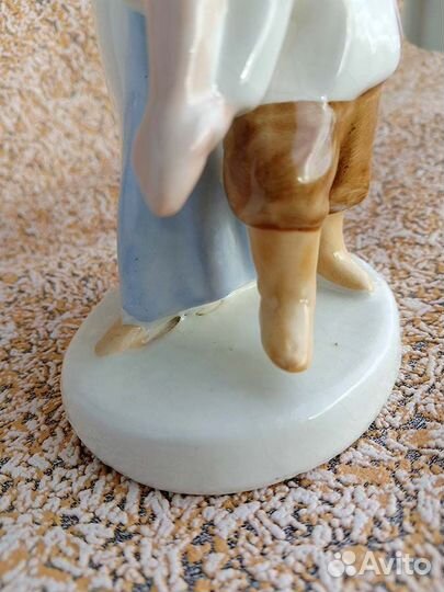 Старая фарфоровая статуэтка из СССР