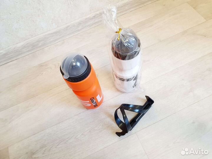 Спортивный бутыль и крепление на раму велосипеда