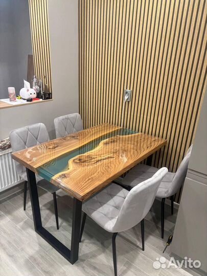 Стол из массива карагача река