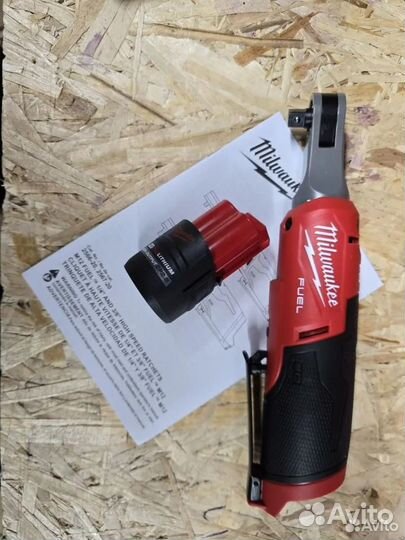 Боковая трещетка на акб milwaukee m12 fuel 2567-20