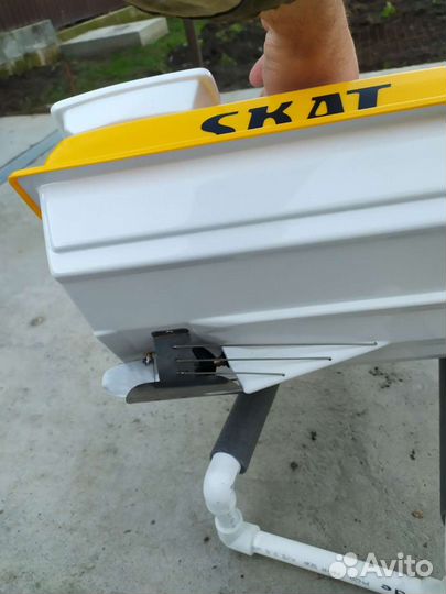 Прикормочный карповый кораблик skat