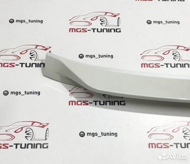 Спойлер белый Toyota Land Cruiser 200 15+