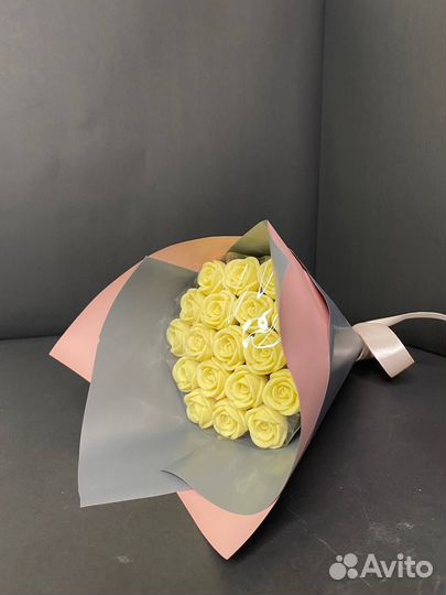 Композиция из 19 белых роз