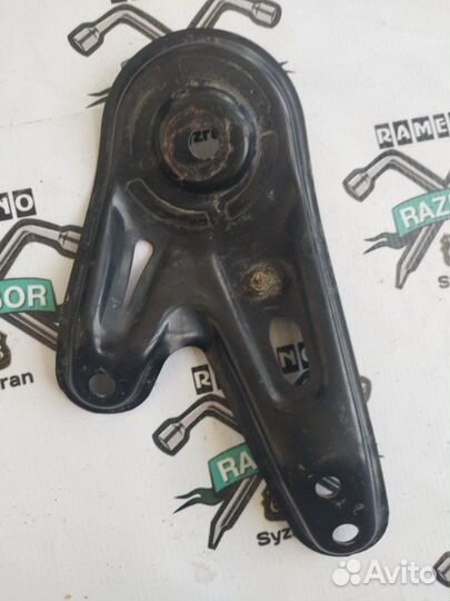 Крепление балки подвески заднее левое Toyota