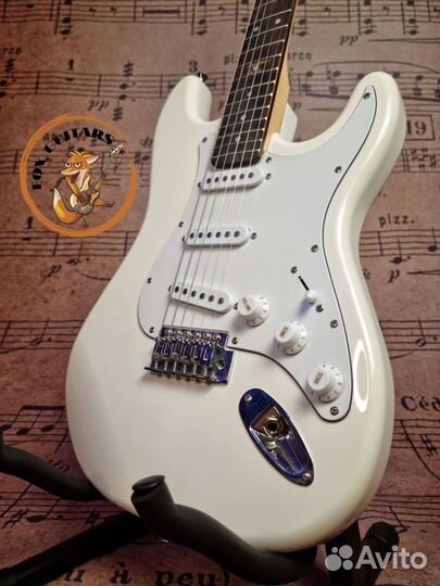 Электрогитара белая + аксессуар