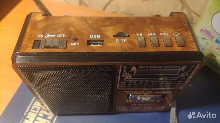 Радиоприемник с фонариком и читает флешки