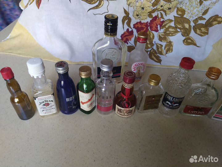 Пустые бутылки из мини бара