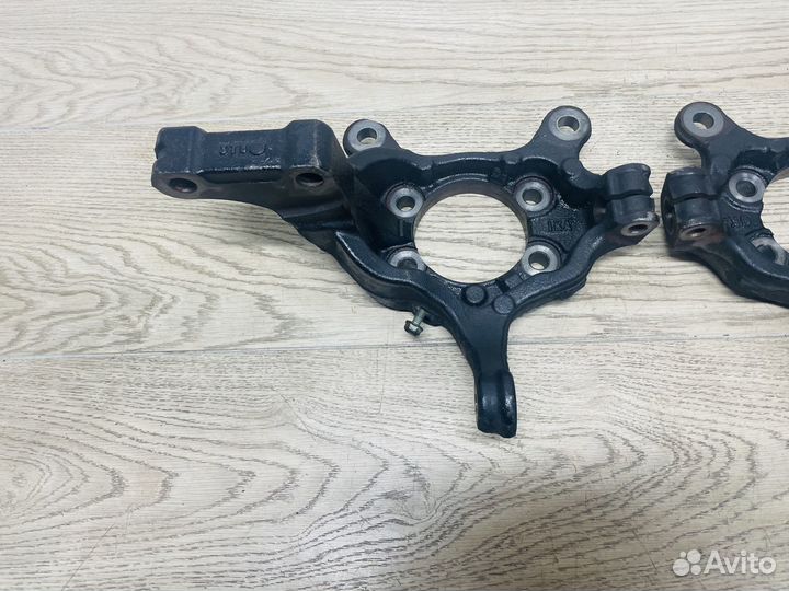 Кулак поворотный передний левый Nissan Juke F15