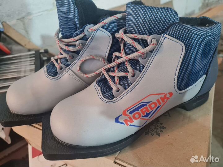 Лыжи беговые с ботинками размер 35