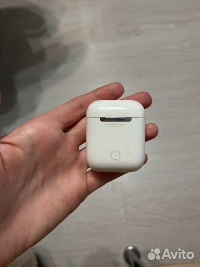 Один наушник apple airpods с чехлом