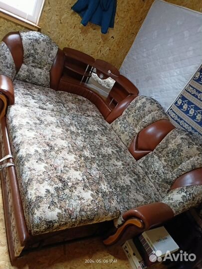 Угловой диван и кресло в хорошем состояние