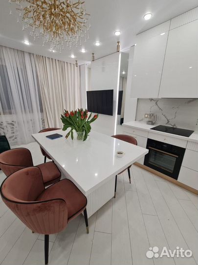 Светлая кухня до потолка в рассрочку. Живые фото