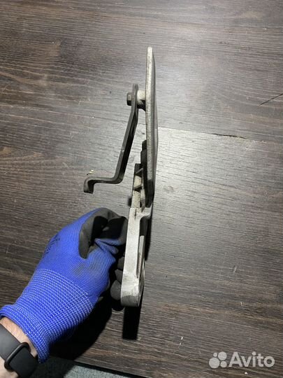 Кронштейн правой подножки для Suzuki SV1000