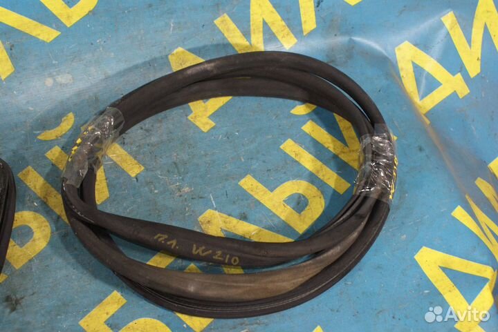 Уплотнитель двери Mercedes-Benz W210