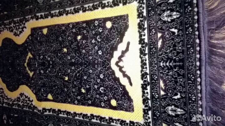 Велюровый коврик с необычным рисунком