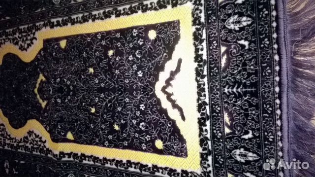 Велюровый коврик с необычным рисунком