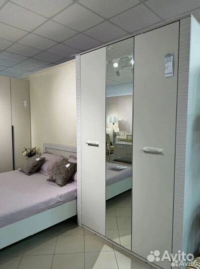 Шкаф с зеркалом бежевый