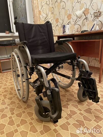 Телевизор, холодильник, часы, столик