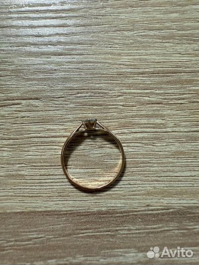 Кольцо с бриллиантом