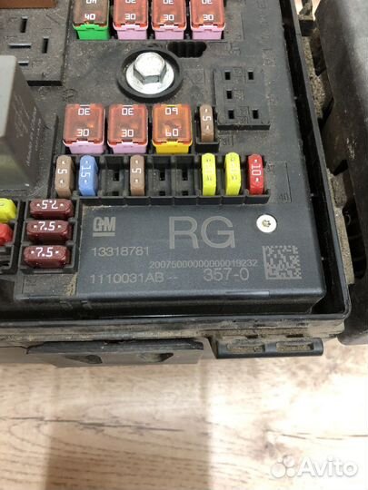 Блок предохранителей Opel Astra j 13318781