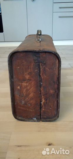 Старинный деревянный чемодан