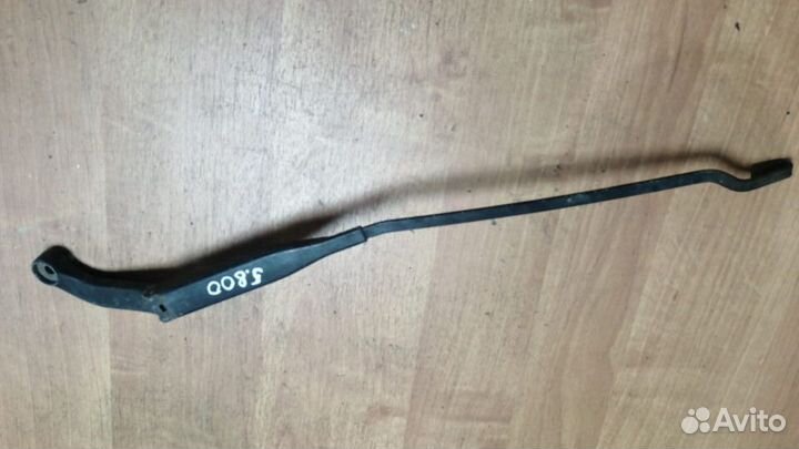 Поводок стеклоочистителя правый Audi 80