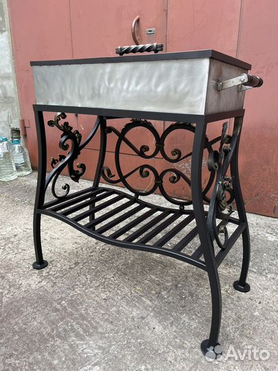 Мангал из нержавейки с элементами горячей ковки