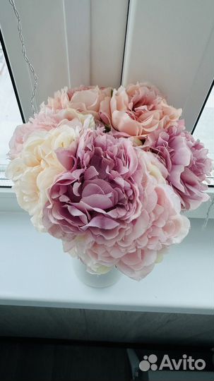 Декоративные искусственные цветы в вазе