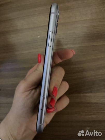 Телефон iPhone 11