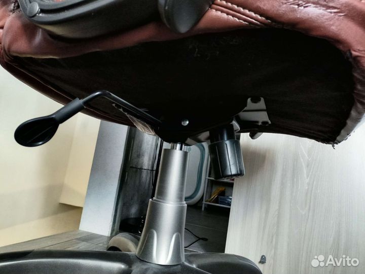 Кресло руководителя Бюрократ CH-868N