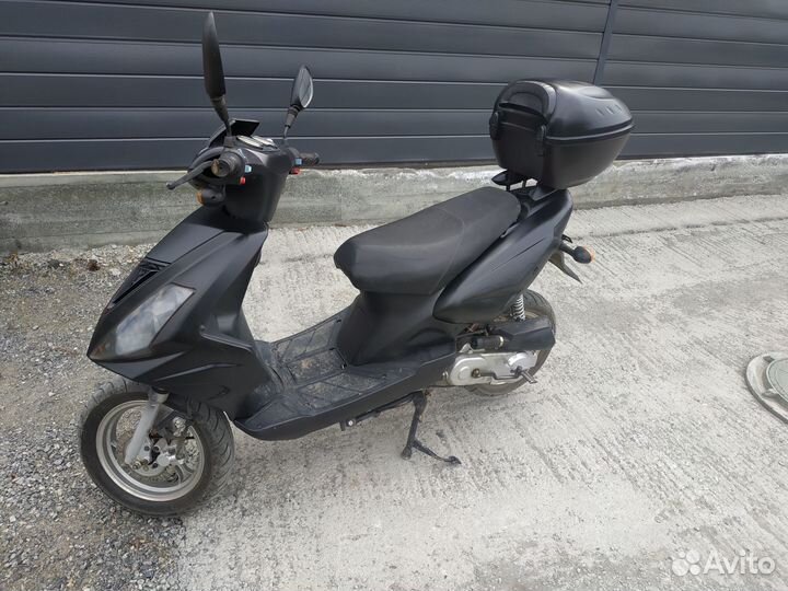 Мопед скутер на ходу