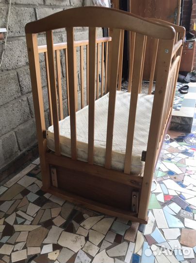 Детская кроватка с маятником + матрас