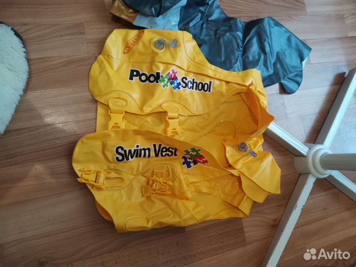 Надувной детский жилет и пингвин