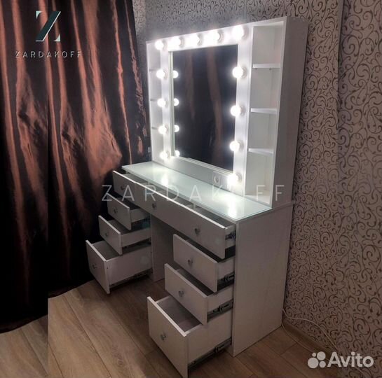 Туалетный столик с гримерным зеркалом с подсветкой