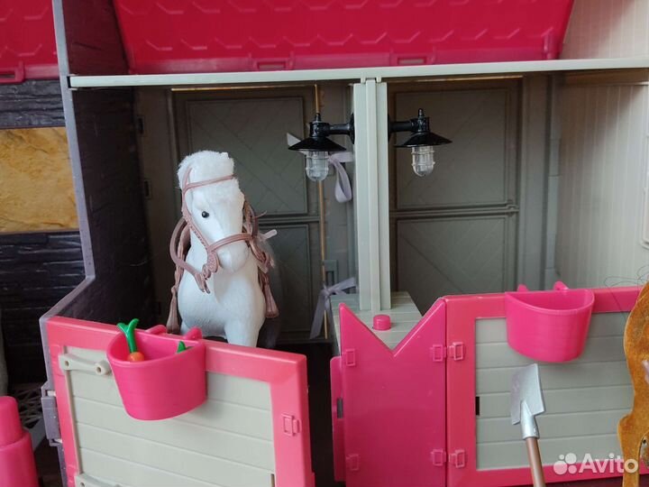 Конюшня lori с лошадьми