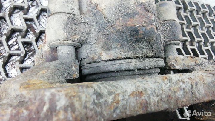 Суппорт передний правый Volvo V70 1999