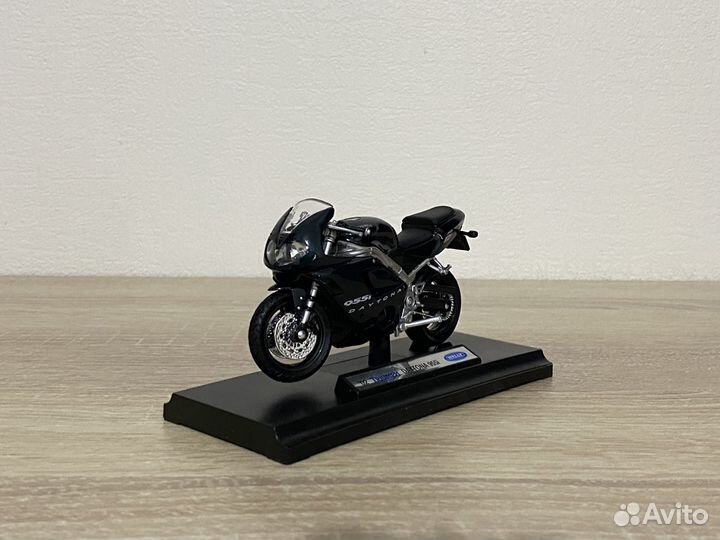 Модель мотоцикла Triumph Daytona 955i 1:18