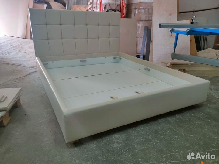 Интерьерная кровать с матрасом