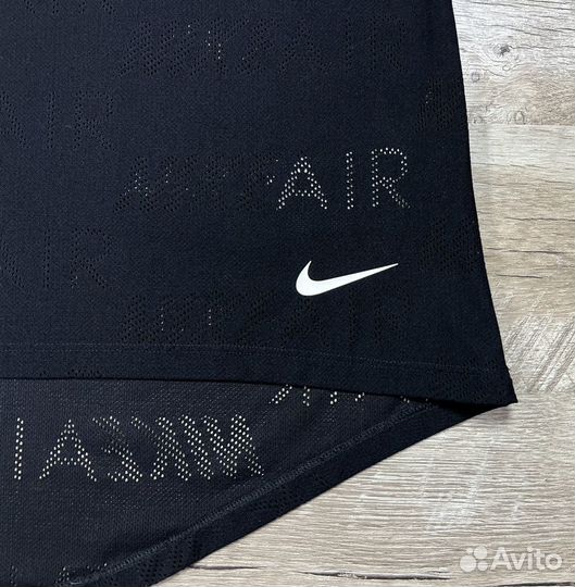 Женская чёрная спортивная майка в сеточку Nike