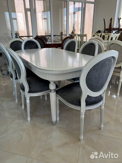 Стол обеденный. В наличии