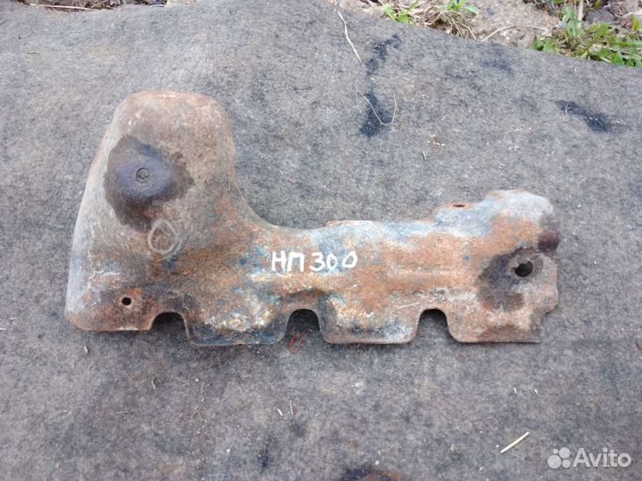 Тепловой экран коллектора Nissan NP 300