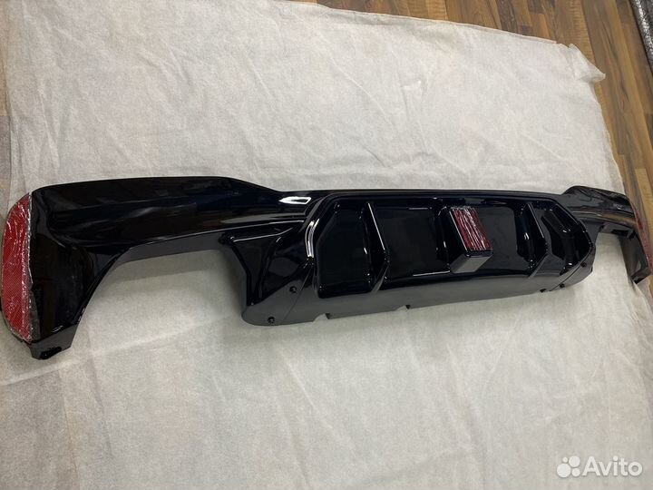 Диффузор для BMW G30 со стоп сигналом