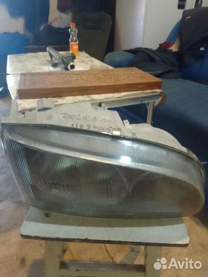 Фара правая Mitsubishi Delica MMC