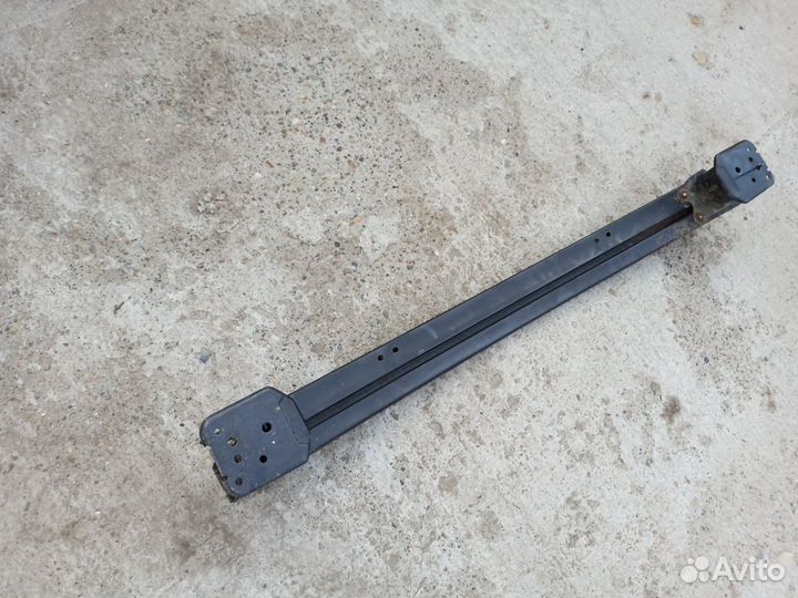 Усилитель заднего бампера Тойота Рав 4 40