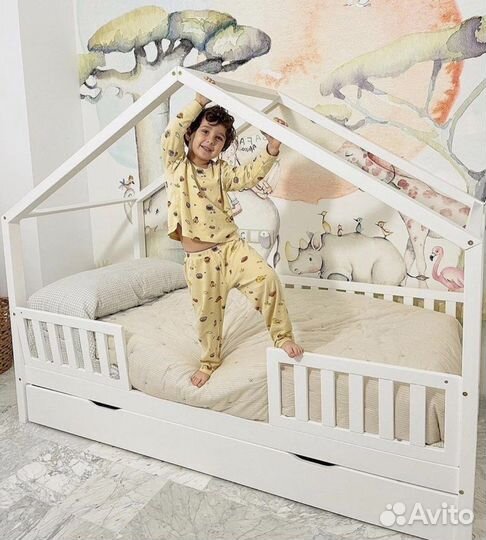 Кровать домик с крышей и трубой в белом цвете